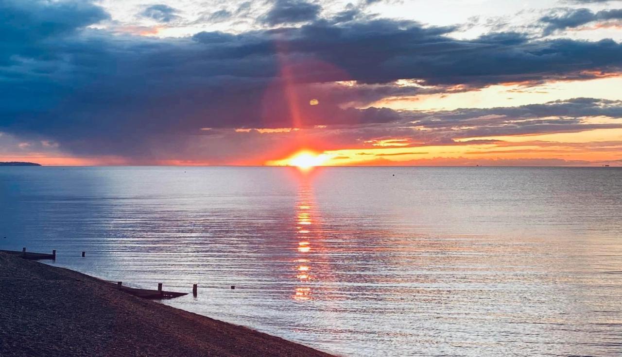 Beautiful Beachfront Retreat With A Stunning Sea View For The Ultimate Escape Away From The Busy World Below Herne Bay Εξωτερικό φωτογραφία